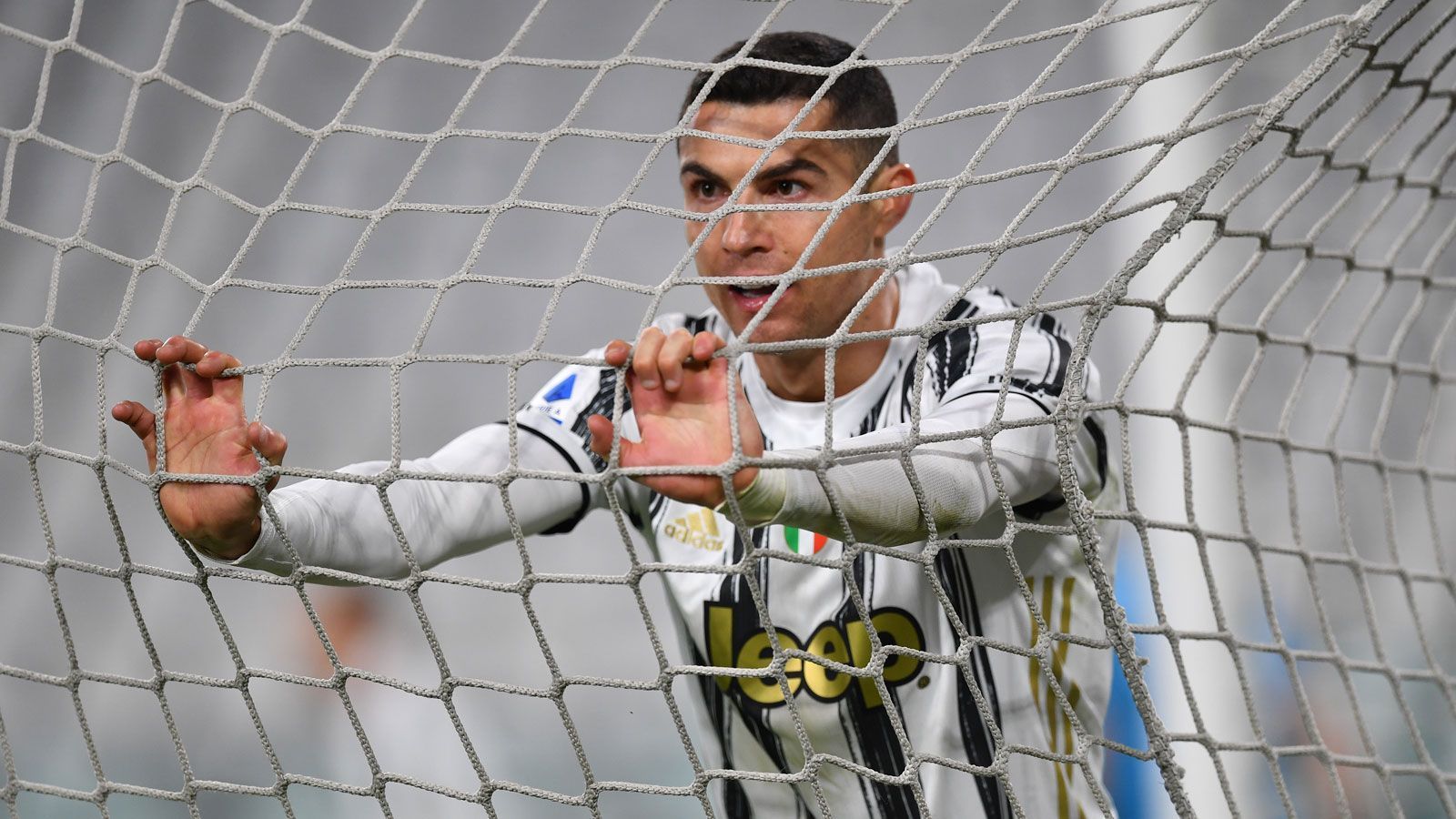
                <strong>Cristiano Ronaldo (Juventus Turin)</strong><br>
                Vertrag endet: 2022Auch um Cristiano Ronaldo ranken sich wieder Gerüchte bezüglich eines Abschieds von Juventus Turin, was mit dem jähen Champions-League-Aus im Achtelfinale und der enttäuschenden Saison in der Serie A zusammenhängt. 2018 war "CR7" von Madrid ins Piemont gezogen, um auch mit der "Alten Dame" nach dem Henkelpott zu greifen. Doch der scheint unerreichbar. Nach dem dritten Scheitern mehren sich auch die kritischen Stimmen, die den Portugiesen ins Visier nehmen. Tenor: Bei einem Umbruch stehe der Routinier mehr im Weg als dass er nützlich wäre. Sicher ist: Ablöse würde Juve nur noch in diesem Sommer generieren können, sollte es nicht zur Vertragsverlängerung kommen. Auch hier werden bereits die üblichen Namen als mögliche Abnehmer genannt: Paris St. Germain, Manchester City oder Manchester United - bei den "Red Devils" ging Ronaldos Stern einst so richtig auf.
              