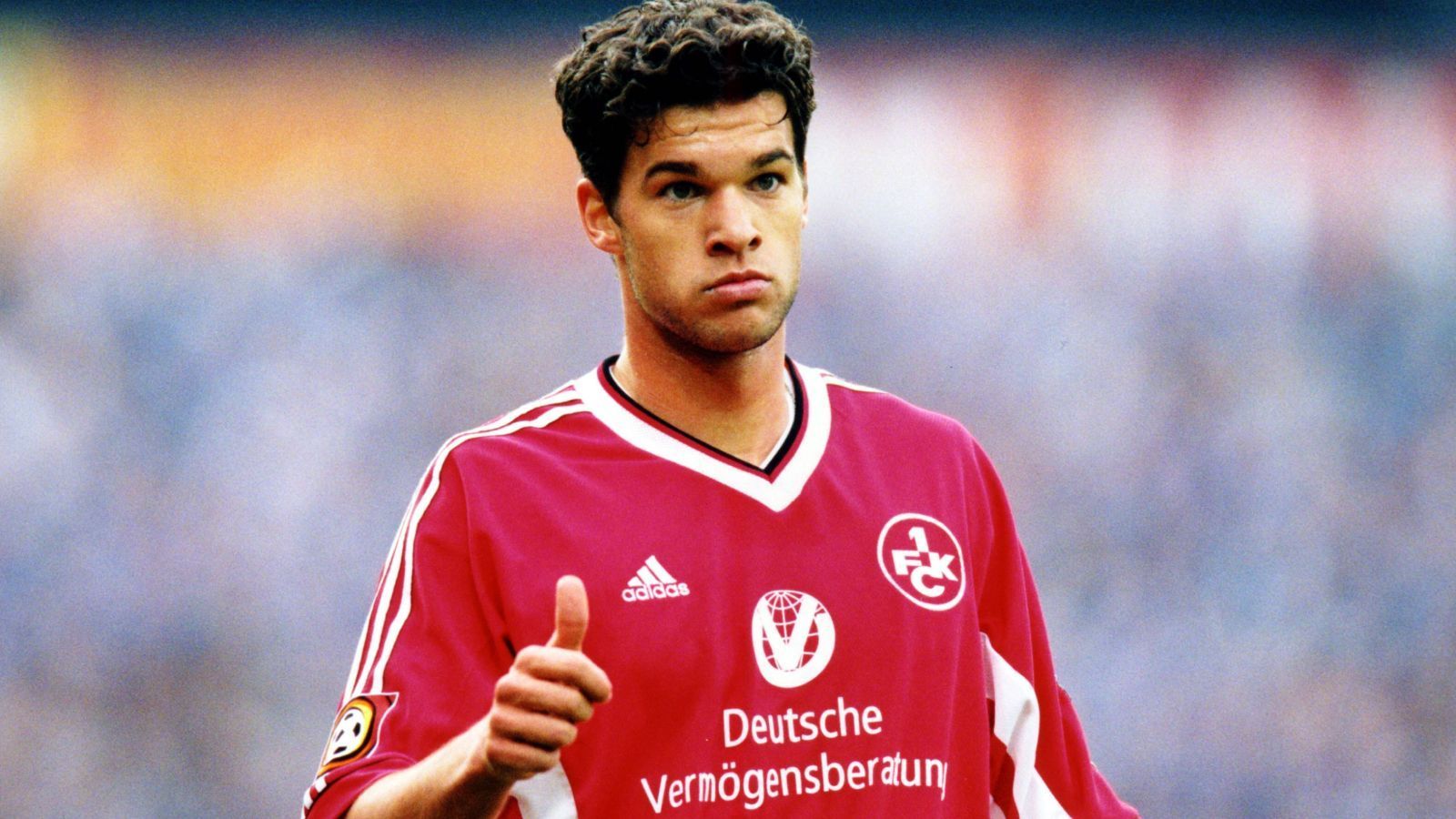 
                <strong>Michael Ballack (Vom 1. FC Kaiserslautern zu Bayer 04 Leverkusen)</strong><br>
                Langgezogene Transfer-Sagen sind jedoch kein reines Phänomen der vergangenen Jahre. Auch im Jahr 1999 gab es bereits eine Schlammschlacht um niemand geringeres als den späteren "Capitano" Michael Ballack. In jenem Jahr einigten sich der 1. FC Kaiserslautern und Bayer Leverkusen auf einen Wechsel des damals 23-Jährigen, aber erst im Sommer 2000. Später pochten Leverkusen und Ballack auf einen vorzeitigen Wechsel, Lautern jedoch lehnte ab und drohte Ballack gar mit der Tribüne. "Das können die nicht machen, das wäre ja wie Viehhandel", wird Ballack seinerzeit zitiert. Am Ende waren acht Millionen Deutsche Mark (rund vier Millionen Euro) aus Leverkusen genug, um Kaiserslautern von einer vorzeitigen Freigabe zu überzeugen.
              