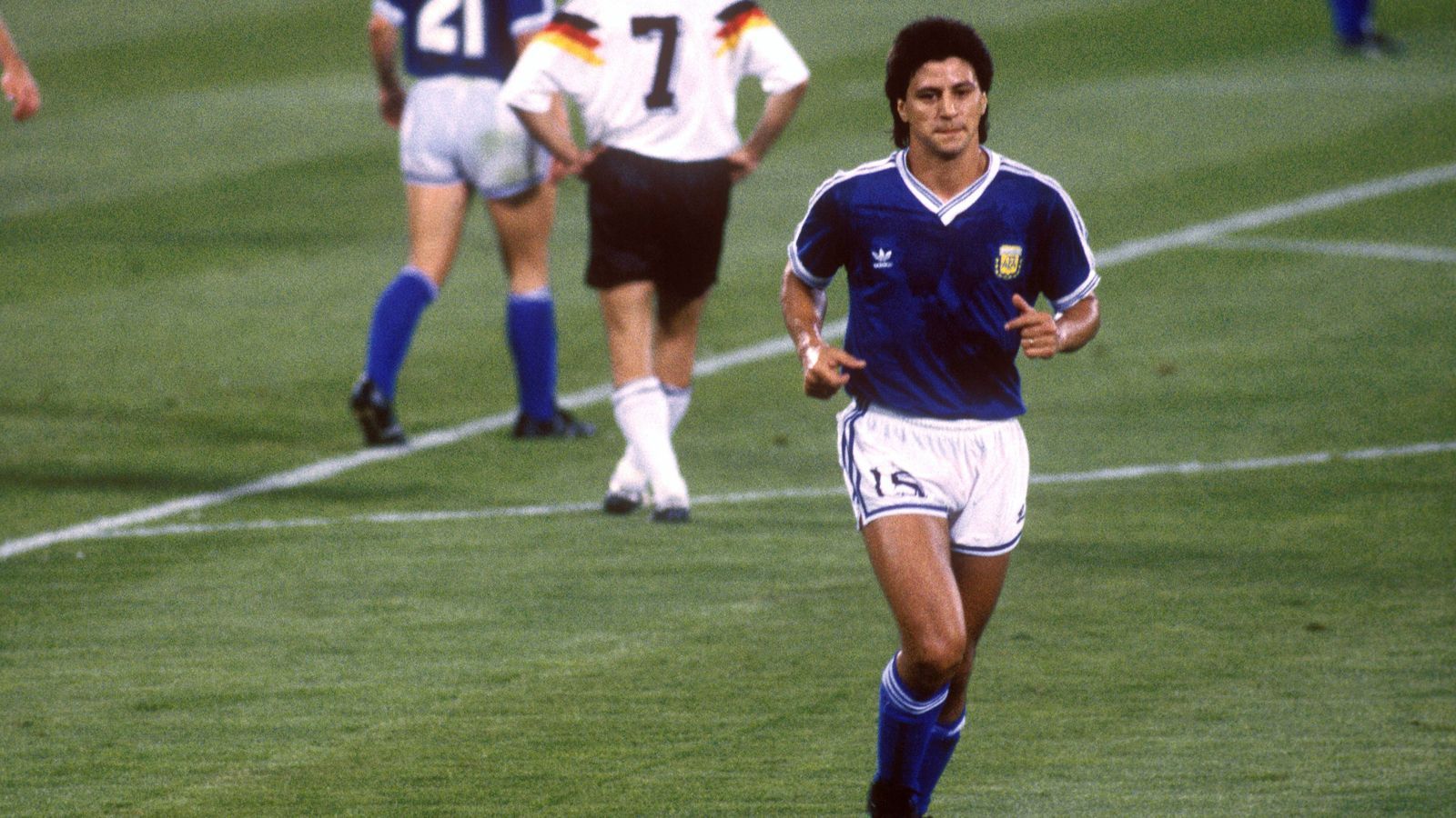
                <strong>WM-Finale 1990: Argentinien - Deutschland</strong><br>
                Für Monzon war der Abend in Rom hingegen beendet. Er trabte in die Kabine.
              