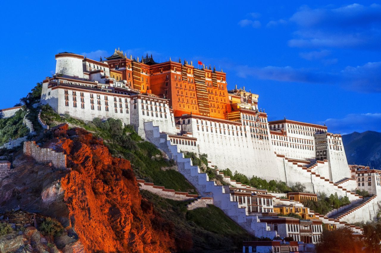 Der Potala-Palast ist das bekannteste Bauwerk Tibets im Herzen der Hauptstadt Lhasa. Bis zu seiner Flucht ins Ausland galt der Palast als Sitz des Dalai Lamas.