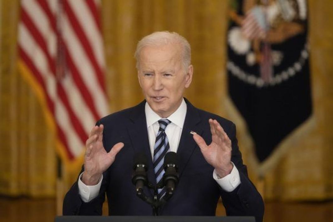 US-Präsident Joe Biden verurteilt in einer Ansprache den russischen Präsidenten Wladimir Putin. Er kündigte als Reaktion auf Russlands Angriff auf die Ukraine ebenfalls Sanktionen an.