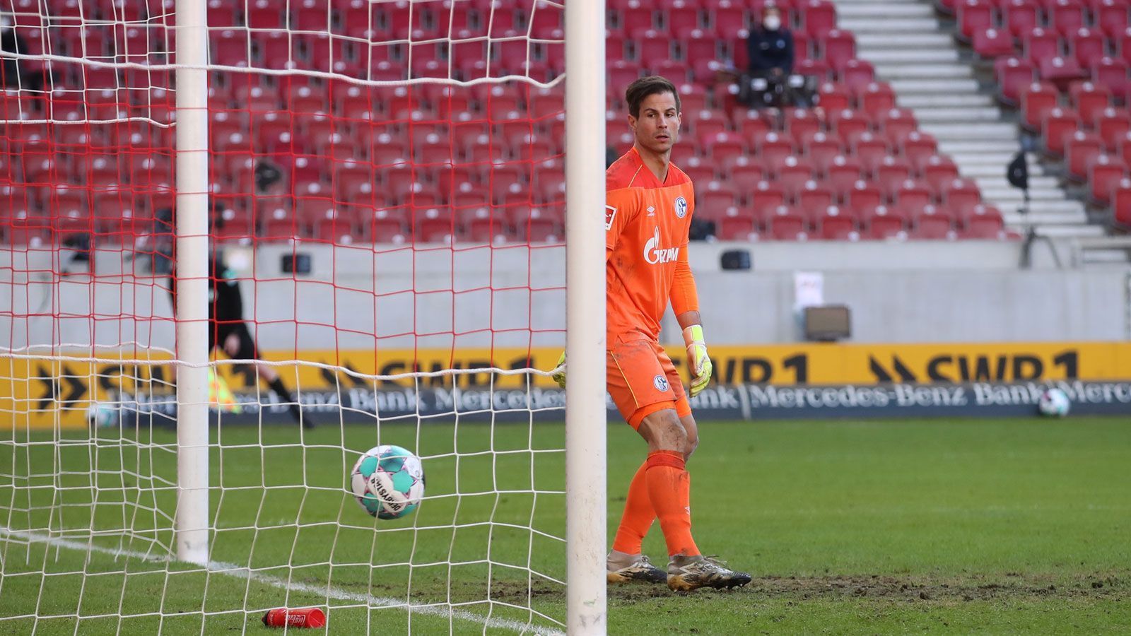 
                <strong>Michael Langer</strong><br>
                Die ärmste Sau auf dem Platz und bei den durchgerutschten Ecken am zweiten Pfosten völlig machtlos. Tolle Parade nach einer guten halben Stunde beim Schuss von Kempf. Kurz nach dem 3:0 wieder ein Gegentor beim Schuss von Kalajdzic aus kurzer Entfernung verhindert. Auch im zweiten Durchgang zweimal gut gerettet. Die Nummer drei im Tor ist ein sicherer Rückhalt einer total verunsicherten Mannschaft. ran-Note: 2
              