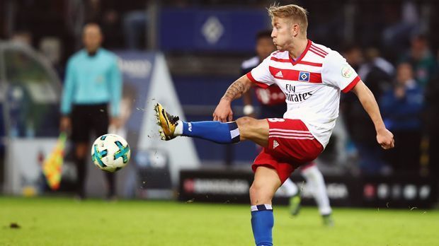 
                <strong>Zentrales Mittelfeld - Lewis Holtby (Hamburger SV)</strong><br>
                In den zurückliegenden Spielzeiten gehörte Hamburgs Lewis Holtby beim Bundesliga-Dino zumeist zum Stammpersonal - davon ist der 27-Jährige im Herbst 2017 meilenweit entfernt gewesen. Obwohl es bei den Hanseaten einmal mehr holprig lief, verzichtete Trainer Markus Gisdol regelmäßig auf den Mittelfeldspieler. Seit der 0:1-Heimpleite gegen die Bayern am 9. Spieltag durfte Holtby keine einzige Minute mehr ran. Anstatt sich anbieten zu können, plagte sich der Ex-Nationalspieler im Laufe der Hinrunde auch noch mit Oberschenkelproblemen herum. Laut "Sportbild" seien die Hamburger bereit, den mit angeblich 3,5 Millionen Euro Jahresgehalt zu den Spitzenverdienern gehörenden Holtby im Januar abzugeben. Sein Vertrag läuft nur noch bis zum Sommer 2018.
              