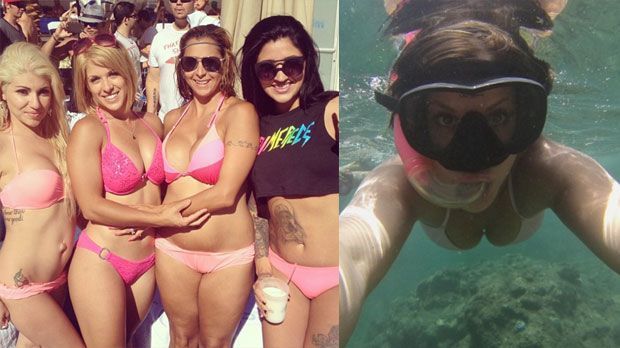 
                <strong>Angelica Chavez</strong><br>
                Hier hat Angie ihre Freundinnen zum Gruppenbild versammelt. Und selbst unter Wasser darf die Kamera nicht fehlen.
              