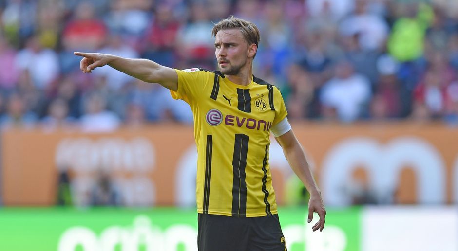 
                <strong>Marcel Schmelzer (Borussia Dortmund)</strong><br>
                Borussia Dortmund muss aufgrund eines Außenbandteilrisses mehrere Wochen auf Marcel Schmelzer verzichten. Dies teilte der DFB-Pokalsieger am Donnerstag mit. Der 16-malige Nationalspieler hatte die Blessur auf der China-Reise der Schwarz-Gelben erlitten. Die Dortmunder hoffen, dass Schmelzer "in vier Wochen wieder voll einsatzfähig ist". Ob der BVB-Kapitän beim Bundesliga-Start am 19. August beim VfL Wolfsburg dabei sein wird, ist damit fraglich. Sicher fehlen wird Schmelzer aber wohl beim Supercup gegen den FC Bayern (5. August) sowie in der ersten Runde des DFB-Pokals beim 1. FC Rielasingen-Arlen (12. August).
              