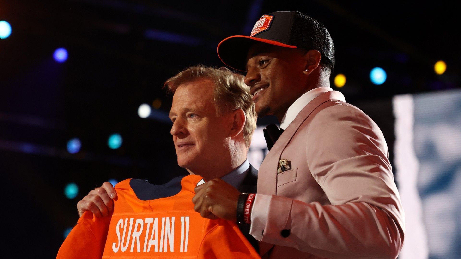 
                <strong>Gewinner: Denver Broncos </strong><br>
                Obwohl der Pick von Cornerback Patrick Surtain II in der ersten Runde als umstritten gilt, zählen sie aufgrund ihrer Disziplin am Ende doch zu den Gewinnern. Sie ließen sich von ihrem Plan, auf das Quarterback-Duo aus Drew Lock und Teddy Bridgewater zu setzen, nicht abbringen - trotz hochkarätiger Optionen im Draft. Stattdessen wurde die ohnehin schon starke Defense mit Surtain weiter veredelt und könnte in der kommenden Saison das Nonplusultra der gesamten NFL stellen - vor allem in der Secondary. Mit Offensive Guard Quinn Meinerz und Linebacker Baron Browning fielen ihnen zudem zwei Talente in den Schoß, die ursprünglich von einigen Experten als deutlich höher angesehen wurden. Auch Jamar Johnson verstärkt das hochkarätige Safety-Corps der Broncos zusätzlich. 
              