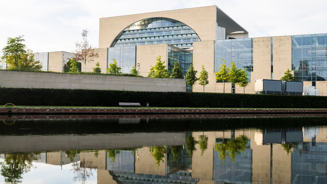 Berlin: Das Bundeskanzleramt spiegelt sich in der Spree.