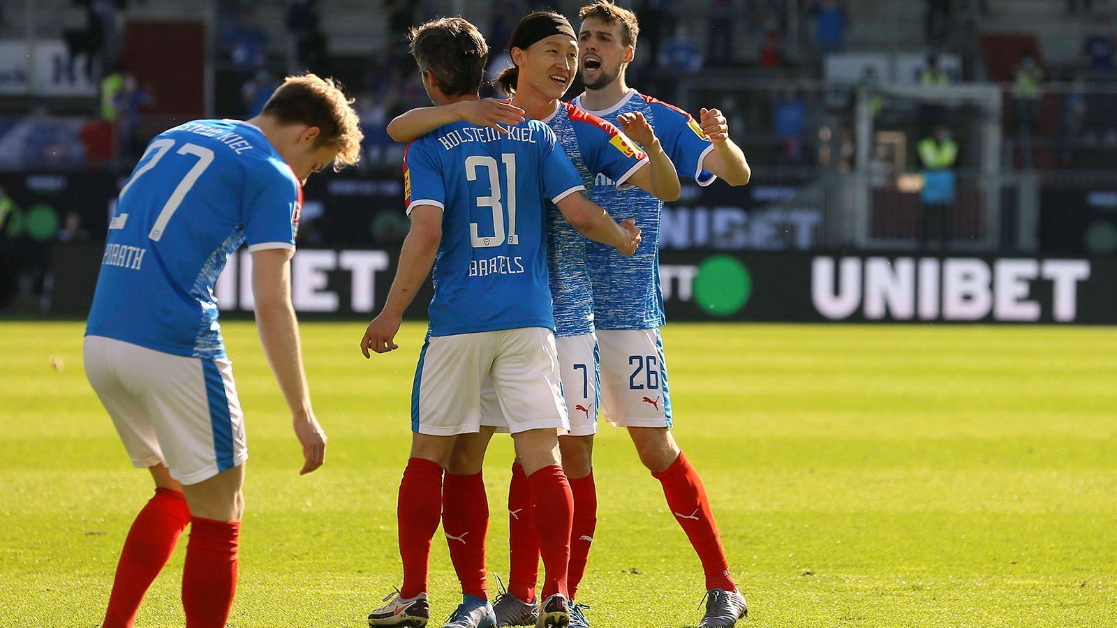 
                <strong>2020/21: Holstein Kiel (2. Bundesliga) vs. 1. FC Köln (Bundesliga) </strong><br>
                Wirklich weit muss Arminia Bielefeld aber gar nicht in die Vergangenheit schauen. 2021 gewann Holstein Kiel das Hinspiel der Relegation gegen den 1. FC Köln mit 1:0 und hatte die Chance den Aufstieg im heimischen Stadion perfekt zu machen. Dazu sollte es allerdings nicht kommen, denn ...
              