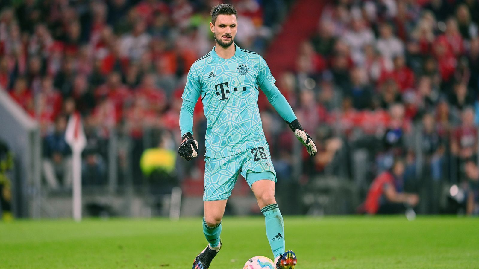 
                <strong>Sven Ulreich</strong><br>
                Ersetzt zum fünften Mal in Folge den weiter verletzten Manuel Neuer. Hat Glück bei Mainzer Doppel-Aluminium (33.) und Pech, als der Schiedsrichter nach seinem Einsteigen kurz vor der Pause gegen Burkardt einen umstrittenen Elfmeter gibt. Doch Ulreich pariert den schwach geschossenen Ball des Gefoulten, kommt aber unmittelbar danach beim 1:3 zu spät. Patzer kurz vor Schluss, als er mit einem krassen Fehlpass das 2:5 durch Ingvartsen einleitet (82.). ran-Note: 4
              