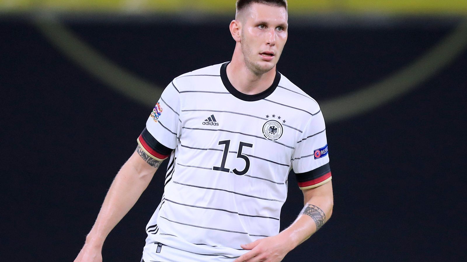 
                <strong>Niklas Süle</strong><br>
                Hat zu Beginn der Partie eine paar schöne Diagonalbälle auf die linke Seite auf Lager, ist danach aber mit der starken spanischen Offensive beschäftigt. Wie seine Nebenleute immer wieder mit Abstimmungsproblemen und ausbaufähigem Stellungsspiel – wie beim 0:3. Muss mit Knieproblemen zur Halbzeit raus. ran.de-Note: 5
              