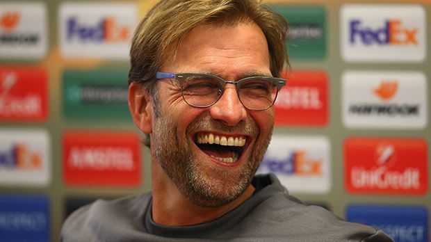 
                <strong>Jürgen Klopp</strong><br>
                Jürgen Klopp: FC Liverpool. Galt in seiner Auszeit als einer der begehrtesten Trainer auf dem internationalen Markt. Hat sich frühzeitig für den FC Liverpool entschieden und darf dort nun sein Team aufbauen. Ist vielleicht ganz froh, dass er nicht auf das durchdrehende Trainerkarussell aufspringen muss. 
              