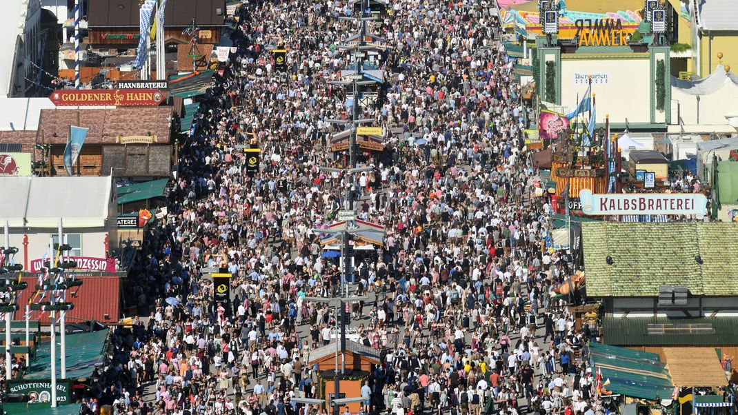 Blick aus dem Riesenrad: Unzählige Menschen gehen über das Oktoberfest.