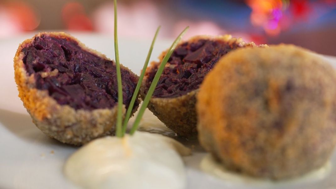 Rotkohl-Kroketten ganz einfach selbstgemacht aus übrig gebliebenem Rotkohl und Panade. Im Rezept zeigen wir dir, wie's geht. 