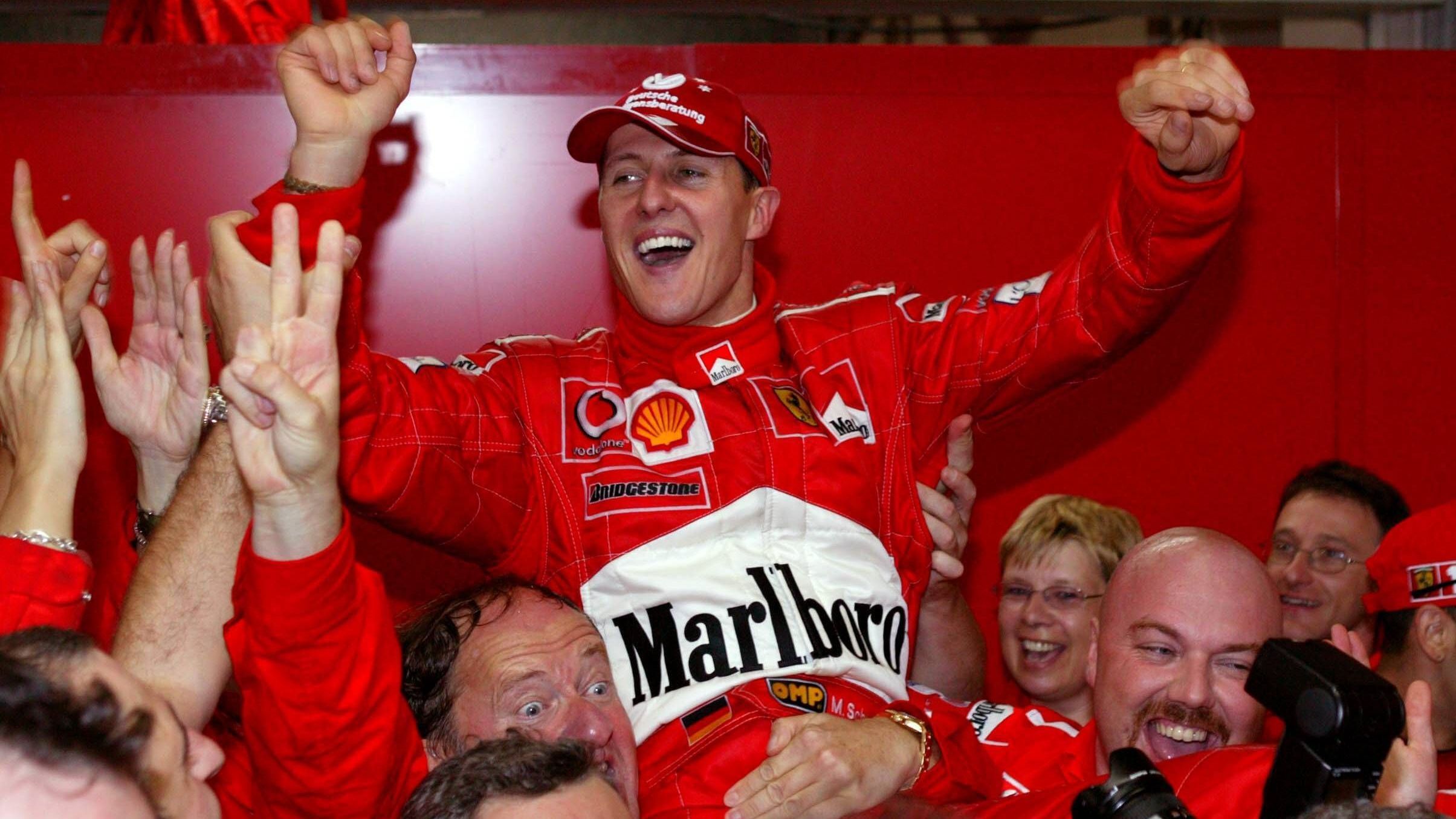 <strong>Michael Schumacher</strong><br>Dieser Wechsel war der Beginn einer Ära. Nach zwei WM-Titeln mit Benetton stieg Michael Schumacher 1996 aus seinem Vertrag aus und folgte dem Ruf aus Maranello. Ferrari war seinerzeit eher die graue Maus, doch der Deutsche bewahrte Geduld und leistete Aufbauarbeit. Mit den Roten gewann er in der Folge insgesamt fünf WM-Titel und wurde zum Rekordweltmeister und zur Legende.