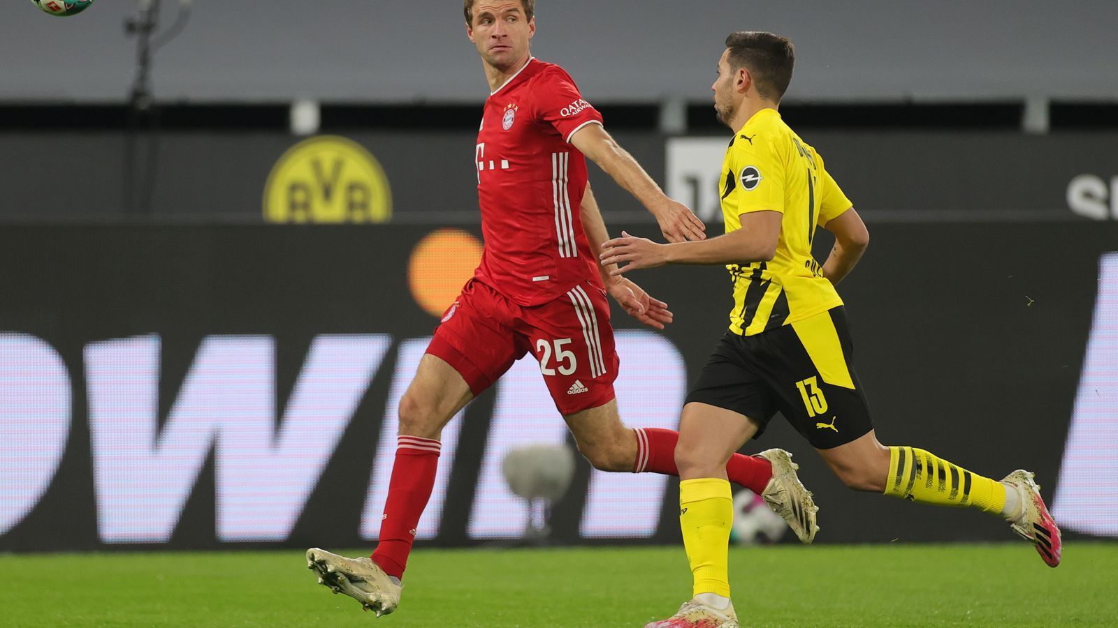 
                <strong>Raphael Guerreiro (Borussia Dortmund)</strong><br>
                Agiert sehr griffig im Kampf um den Ball, offenbart jedoch auch einige Wackler. Diese macht der Europameister mit seiner Fabel-Vorlage auf Reus zum 1:0 wieder wett. Auch beim 2:3 geht der Assist auf sein Konto. ran-Note: 2
              