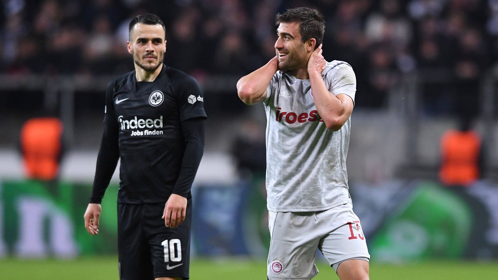 
                <strong>3. Spieltag Gruppenphase: Eintracht Frankfurt - Olympiakos Piräus 3:1</strong><br>
                Gegen Piräus herrscht in Frankfurt bereits in Hälfte eins ein Auf und Ab der Gefühle. Erst bringt Rafael Borre die SGE nach 26 Minuten per Strafstoß in Führung, vier Minuten später gleichen die Griechen ebenfalls vom Punkt durch Youssef El-Arabi zum 1:1 aus. Noch vor der Pause stellt Almamy Toure aber wieder den alten Vorsprung her und nach gut einer Stunde macht Daichi Kamada den Deckel drauf. Zur Hälfte der Gruppenphase steht die Eintracht als Tabellenerster in der Gruppe D da.
              