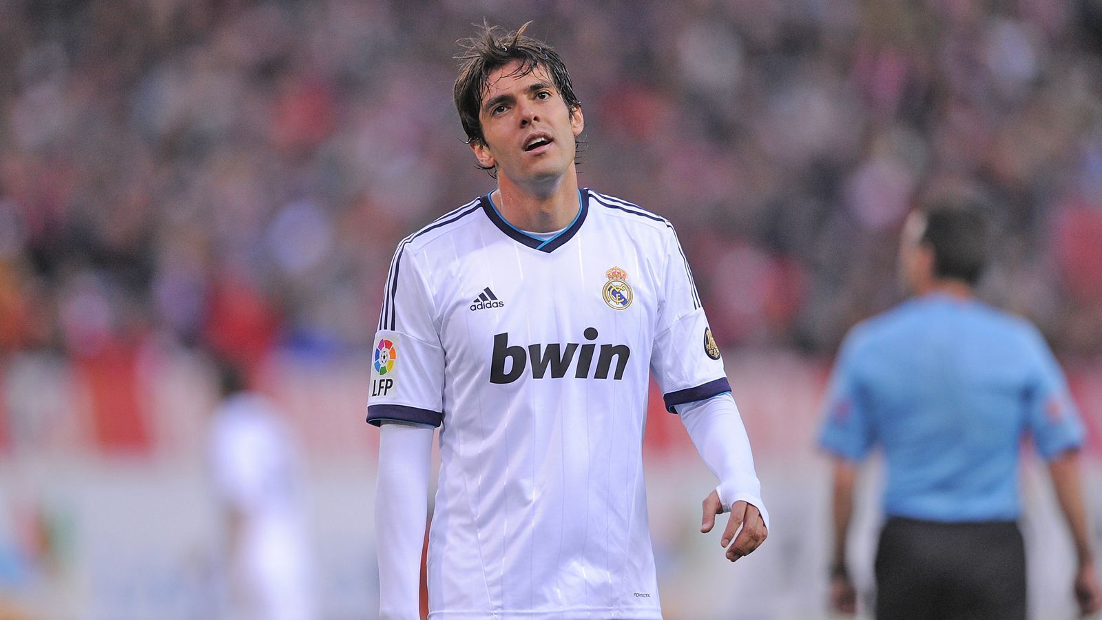 
                <strong>Kaka</strong><br>
                Apropos Kaka. Der Brasilianer kam wie Ronaldo 2009 zu Real. Doch war er zuvor bei Milan noch Champions-League-Sieger und sogar Weltfußballer geworden, brachte er in Madrid kaum einen Fuß vor den anderen. "Ich war dort völlig zerstört, weil ich ihnen nicht das geben konnte, was ich Milan gegeben hatte. Ich war völlig verloren", sagte Kaka einst der "Marca". Der Grund für die trostlose Zeit bei Real - trotz immerhin 120 Spielen und 68 Torbeteiligungen in vier Jahren - hatte einen Namen: Jose Mourinho. "Er war ein schwieriger Trainer, wir hatten eine respektvolle aber komplizierte Beziehung. Ich trainierte, ich kämpfte, und ich betete viel, aber ich realisierte, dass ich mit ihm nicht zusammenarbeiten konnte, weil ich sein Vertrauen nicht hatte", so Kaka über den portugiesischen Trainer, der in der Folge noch für das ein oder andere "Opfer" mehr verantwortlich zeichnen sollte. Und das nicht nur bei Real Madrid.
              