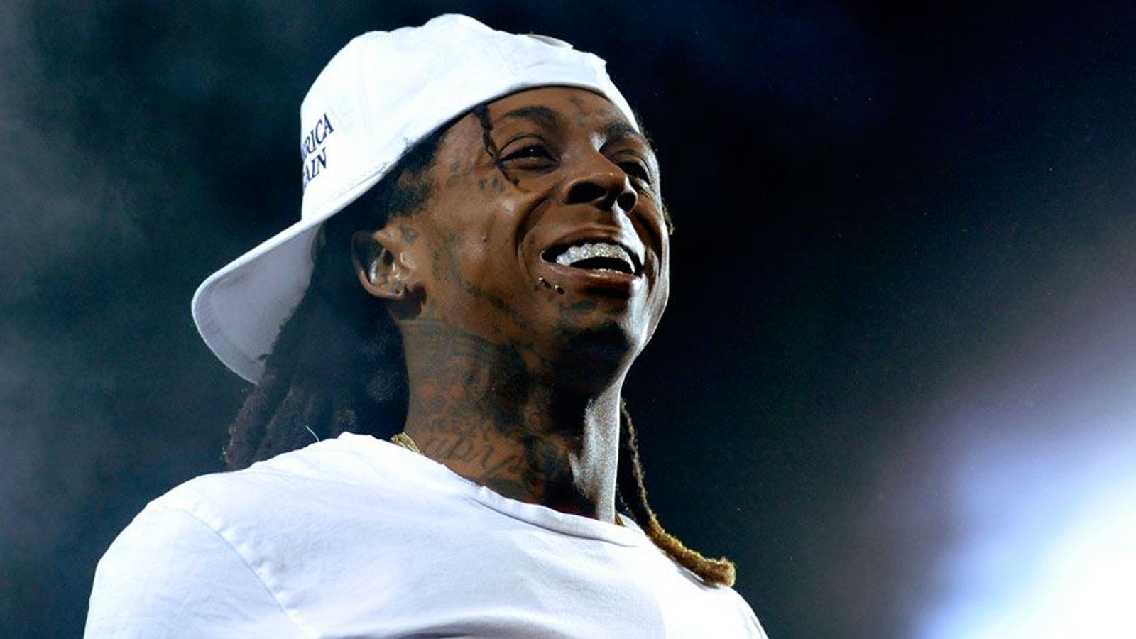 <strong>Lil Wayne (Green Bay Packers)</strong><br>
                Obwohl&nbsp;Lil Wayne aus New Orleans kommt, unterstützt er nicht die Saints, sondern die Green Bay Packers. Zu Ehren seiner Lieblings-Franchise hat der Rapper sogar einmal den&nbsp;Wiz-Khalifa-Song "Black and Yellow" in "Green and Yellow" umgedichtet.
