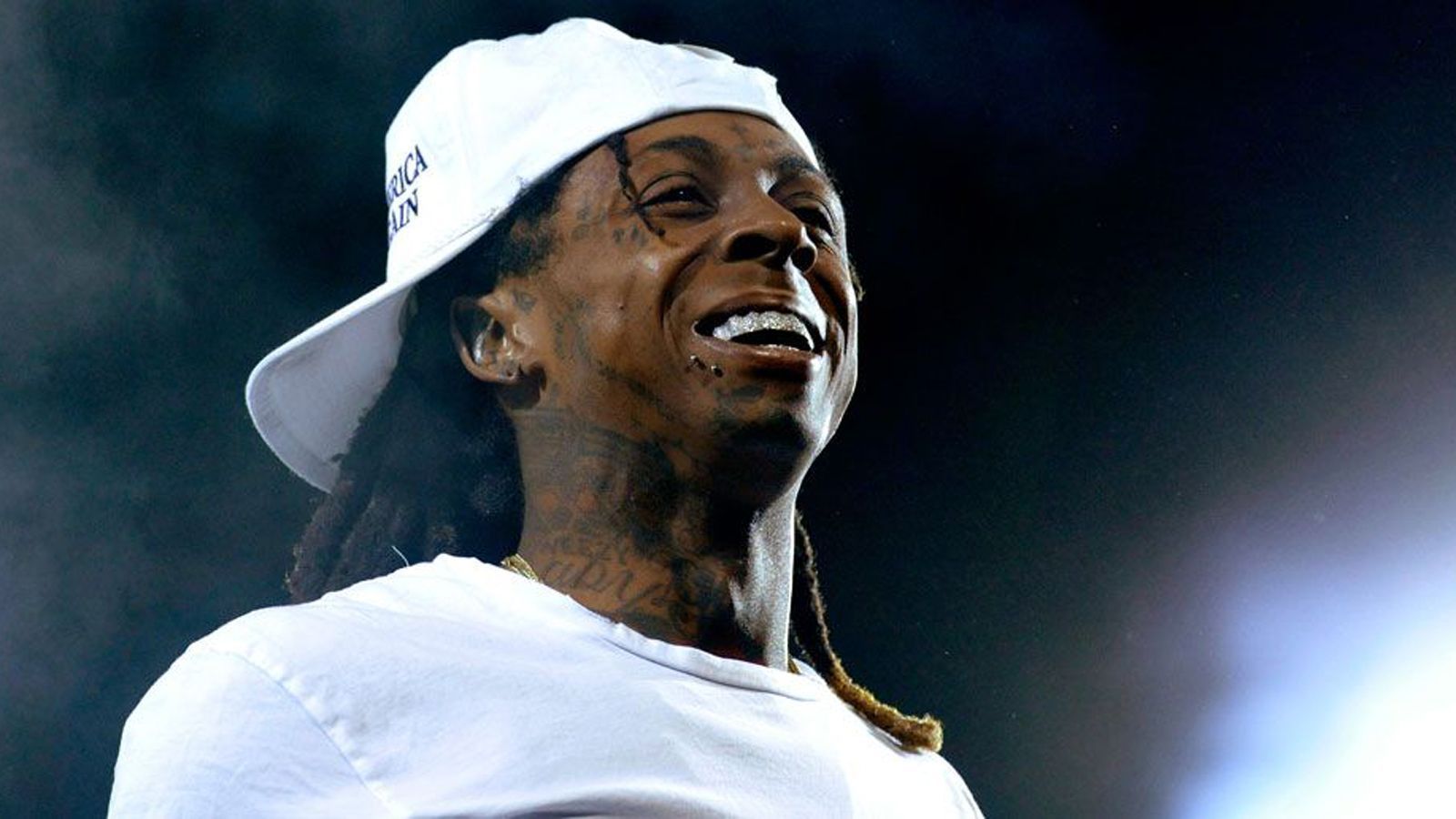 <strong>Lil Wayne (Green Bay Packers)</strong><br>
                Obwohl&nbsp;Lil Wayne aus New Orleans kommt, unterstützt er nicht die Saints, sondern die Green Bay Packers. Zu Ehren seiner Lieblings-Franchise hat der Rapper sogar einmal den&nbsp;Wiz-Khalifa-Song "Black and Yellow" in "Green and Yellow" umgedichtet.