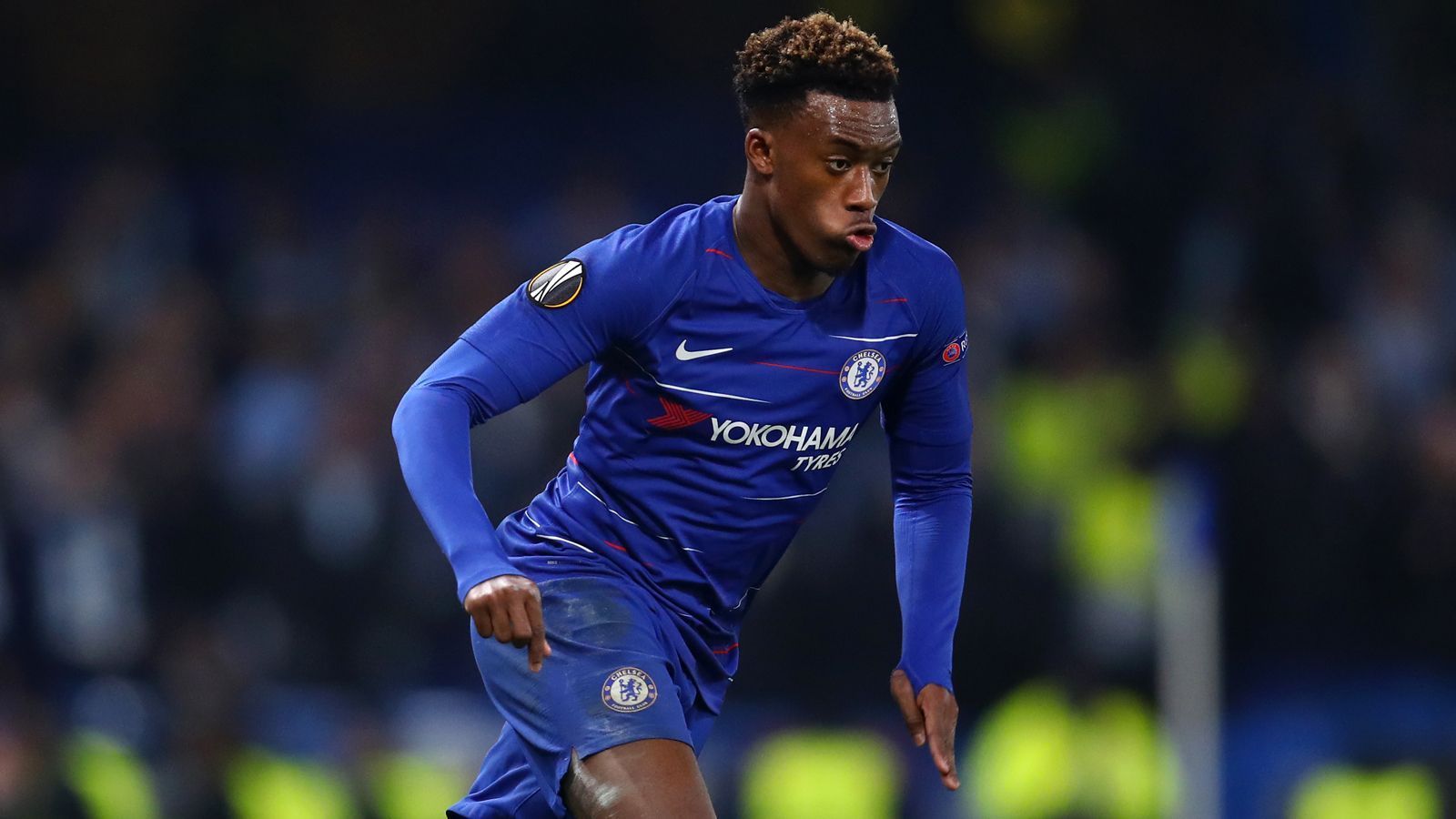 
                <strong>Callum Hudson-Odoi (FC Chelsea)</strong><br>
                Der Spieler erhoffte sich durch einen Wechsel mehr Spielpraxis. Doch der FC Chelsea legte sein Veto ein und war nicht gerade erfreut über die Avancen der Bayern. Nach "Sport Bild"-Informationen will der Rekordmeister im Sommer einen neuen Anlauf wagen. Als Ablösesumme sind rund 30 Millionen Euro im Gespräch. Der Vorteil für die Bayern: Der Vertrag des 18-Jährigen läuft 2020 aus. Sollte Hudson-Odoi seinen Vertrag bis zum Sommer nicht verlängern, muss der Klub verkaufen, wenn er noch eine hohe Ablöse erzielen will.
              