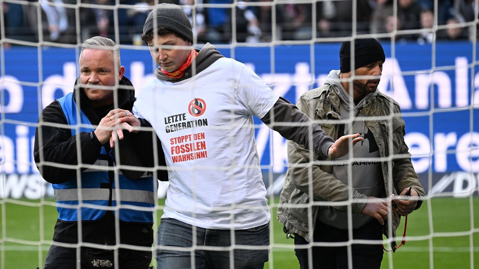 
                <strong>Protest von Umwelt-Aktivisten in Frankfurt</strong><br>
                Als Ordner die beiden Aktivisten nach rund vier Minuten vom Pfosten gelöst hatten, konnte die Partie fortgesetzt werden. 
              