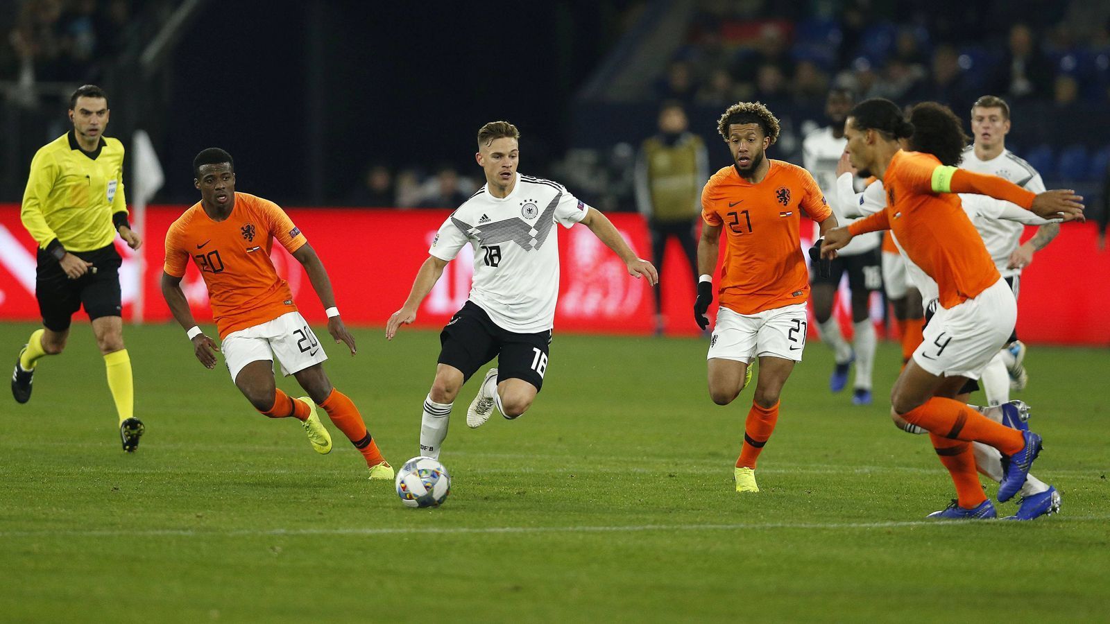 <strong>Deutschland – Niederlande 0:3 &amp; 2:2 (Nations League 2018/19)</strong><br>
                Im letzten Spiel des Jahres 2018 hat die Mannschaft von&nbsp; Joachim Löw lange den Sieg vor Augen, führt mit 2:0 – doch am Ende steht ein Unentschieden. Damit kann die peinliche Pleite aus dem Hinspiel nicht ausgemerzt werde – dies ist die&nbsp;höchste Niederlage überhaupt gegen "Oranje". Deutschland wird in der Gruppe hinter Frankreich sogar nur Dritter und damit Letzter.
