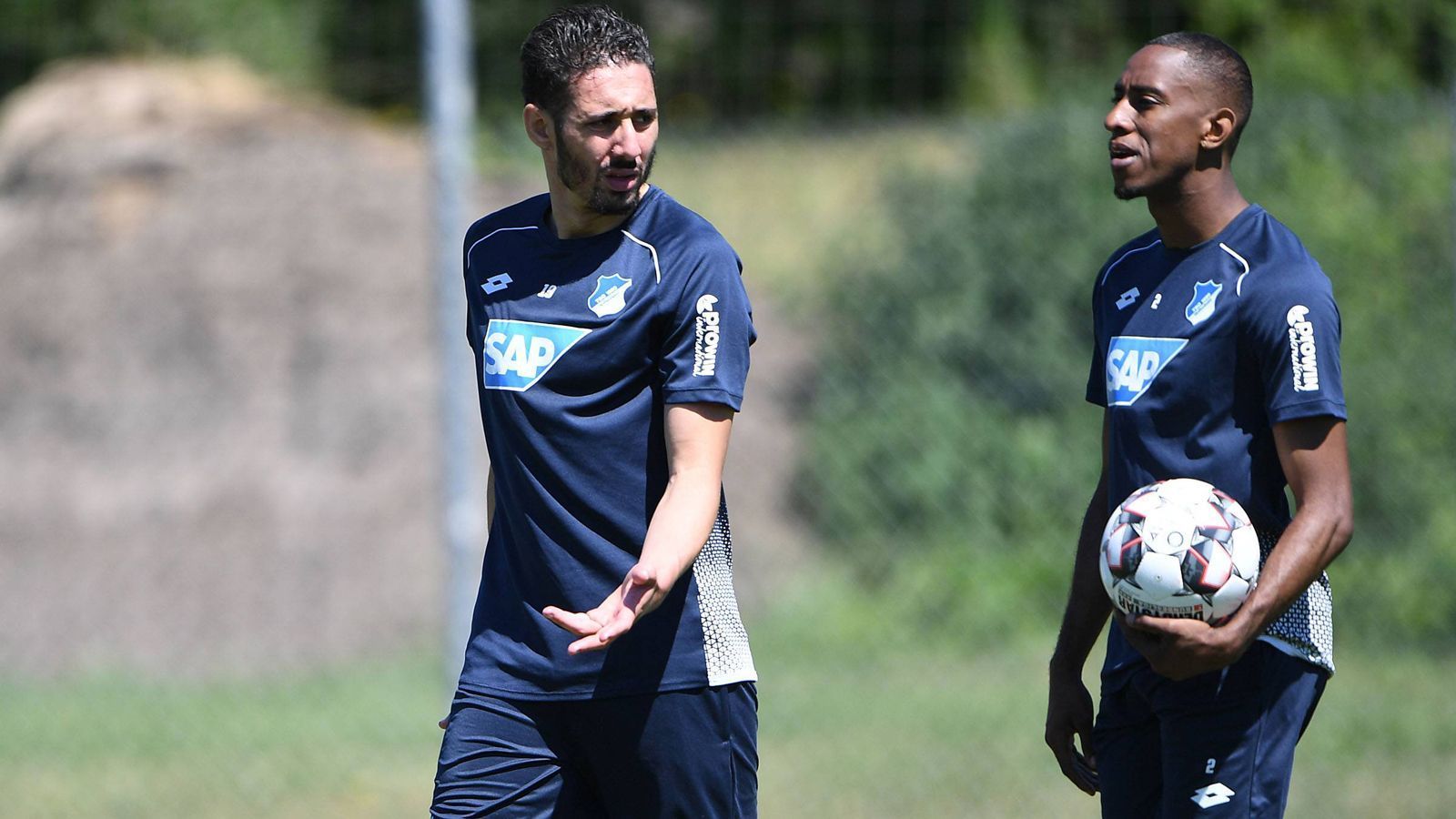 
                <strong>1899 Hoffenheim</strong><br>
                Zum Trainingsstart der TSG waren unter anderem die Neuzugänge Ishak Belfodil (li.) und Joshua Brenet (re.) in Aktion zu sehen.
              