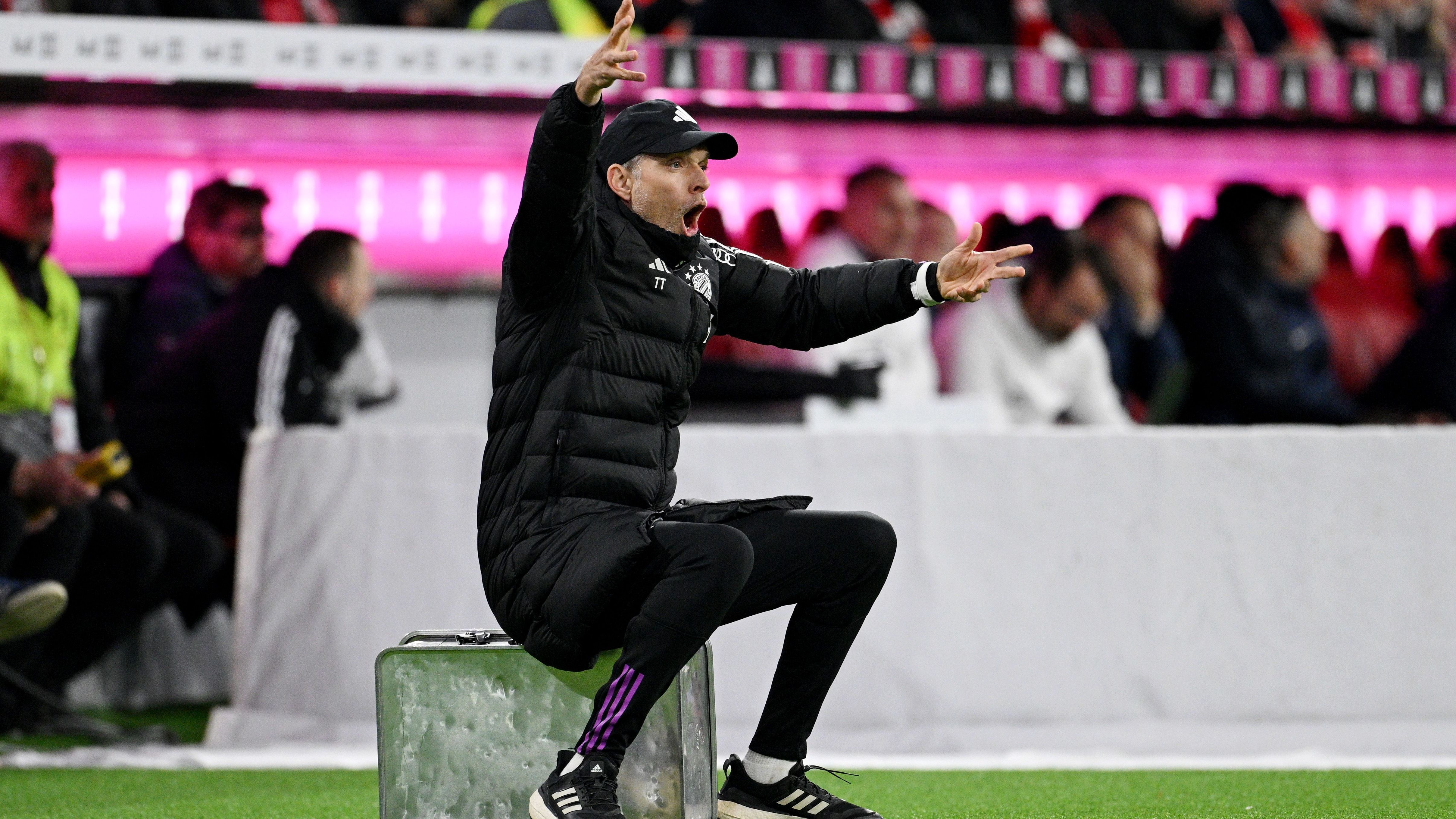 <strong>Wie geht es weiter für Thomas Tuchel?</strong><br>Da die aktuelle Saison titellos zu werden droht, einigen sich Tuchel und die Bayern am 21. Februar darauf, den Vertrag zum Saisonende aufzulösen. Zumindest lautet so die Pressemitteilung. Tuchel selbst schürte durchaus Zweifel an dieser Darstellung und sagte durch die Blume, dass er gerne Bayern-Trainer geblieben wäre. Das erste Spiel nach der Trennung gewinnen die Bayern mit 2:1 gegen Leipzig. Was auch immer in den nächsten Monaten passiert, Thomas Tuchel wird sicher bald wieder einen neuen Job haben.