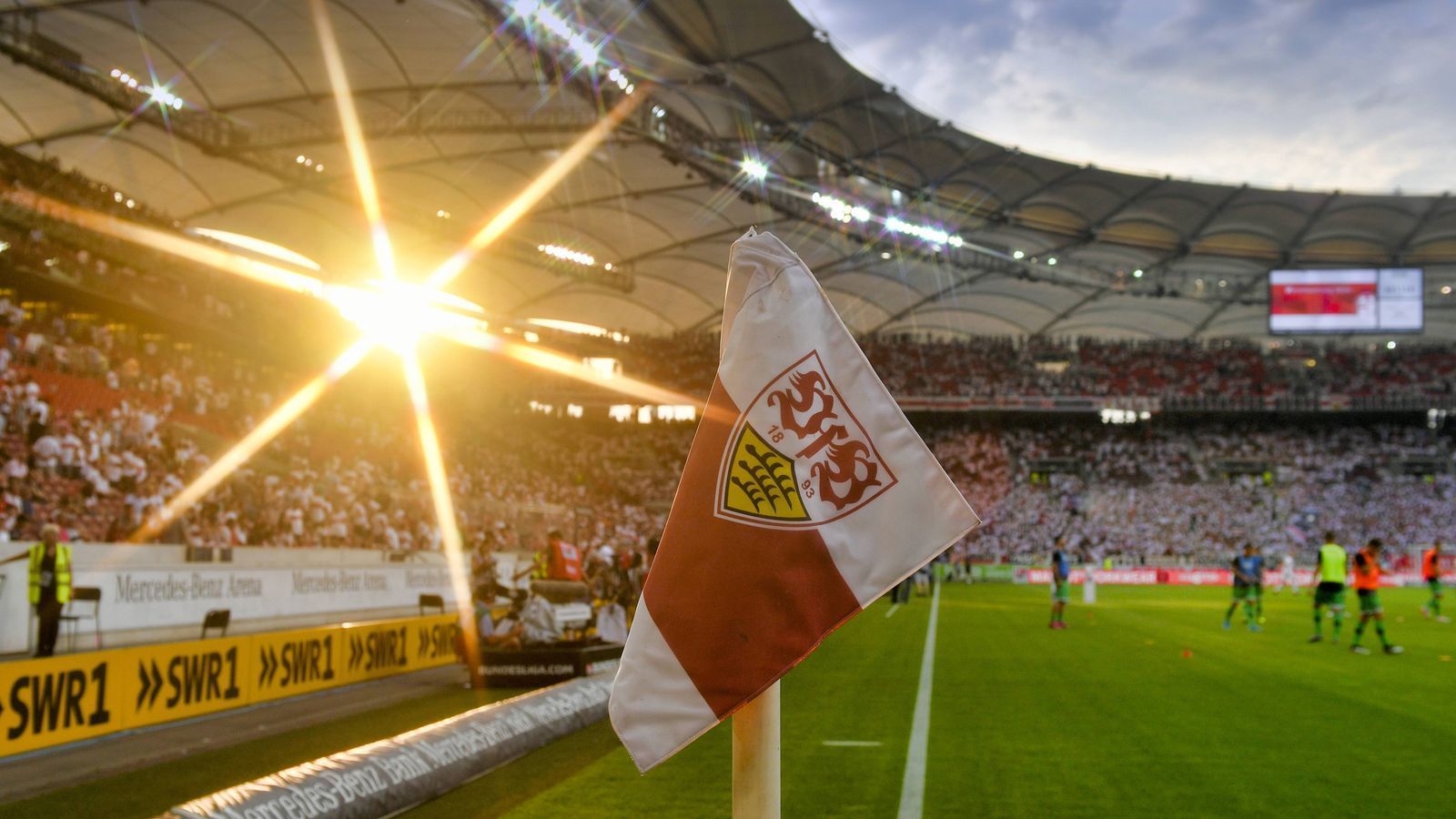 
                <strong>Platz 12: Mercedes Benz Arena (VfB Stuttgart)</strong><br>
                4,5 Sterne (7433 Bewertungen)
              