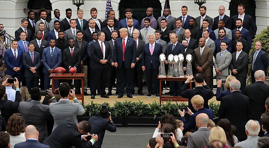 
                <strong>New England Patriots besuchen Donald Trump im Weißen Haus</strong><br>
                Auch die fünf Vince-Lombardi-Trophys für die Erfolge in den Super Bowls durften im Weißen Haus dabei sein. Und wer die Reihen der Patrioten ganz genau in Augenschein nimmt, entdeckt auch Sebastian Vollmer. Kleiner Tipp: Er steht neben Rob Gronkowski.
              