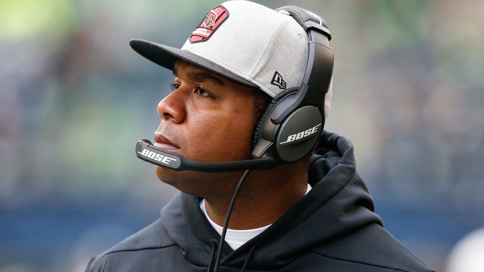 
                <strong>Bradys neuer Offensive Coordinator: Byron Leftwich</strong><br>
                Auch wenn dem ehemaligen Quarterback als Spieler die ganze große Karriere verwehrt blieb, gilt Byron Leftwich nun als großes Talent an der Seitenlinie. Kein Wunder also, dass Head Coach Bruce Arians den 40-Jährigen vor der vergangenen Saison von den Arizona Cardinals mit nach Florida gebracht hat und ihn dort umgehend zum Offensive Coordinator machte. Interessant: In seiner aktiven Karriere spielte Leftwich sogar noch selbst gegen Brady - zum Beispiel im Jahr 2005 als Quarterback der Jacksonville Jaguars im AFC Wild Card Game gegen die New England Patriots. Mit 28:3 behielten damals die Patriots die Oberhand. Nun soll er den einstigen Gegner und die "Bucs"-Offensive anleiten.
              