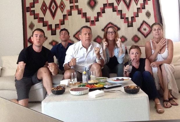 
                <strong>Familie Hanks </strong><br>
                Tom Hanks postet ein Bild von sich und seiner Familie. Alle drücken die Daumen für das US-Team. 
              