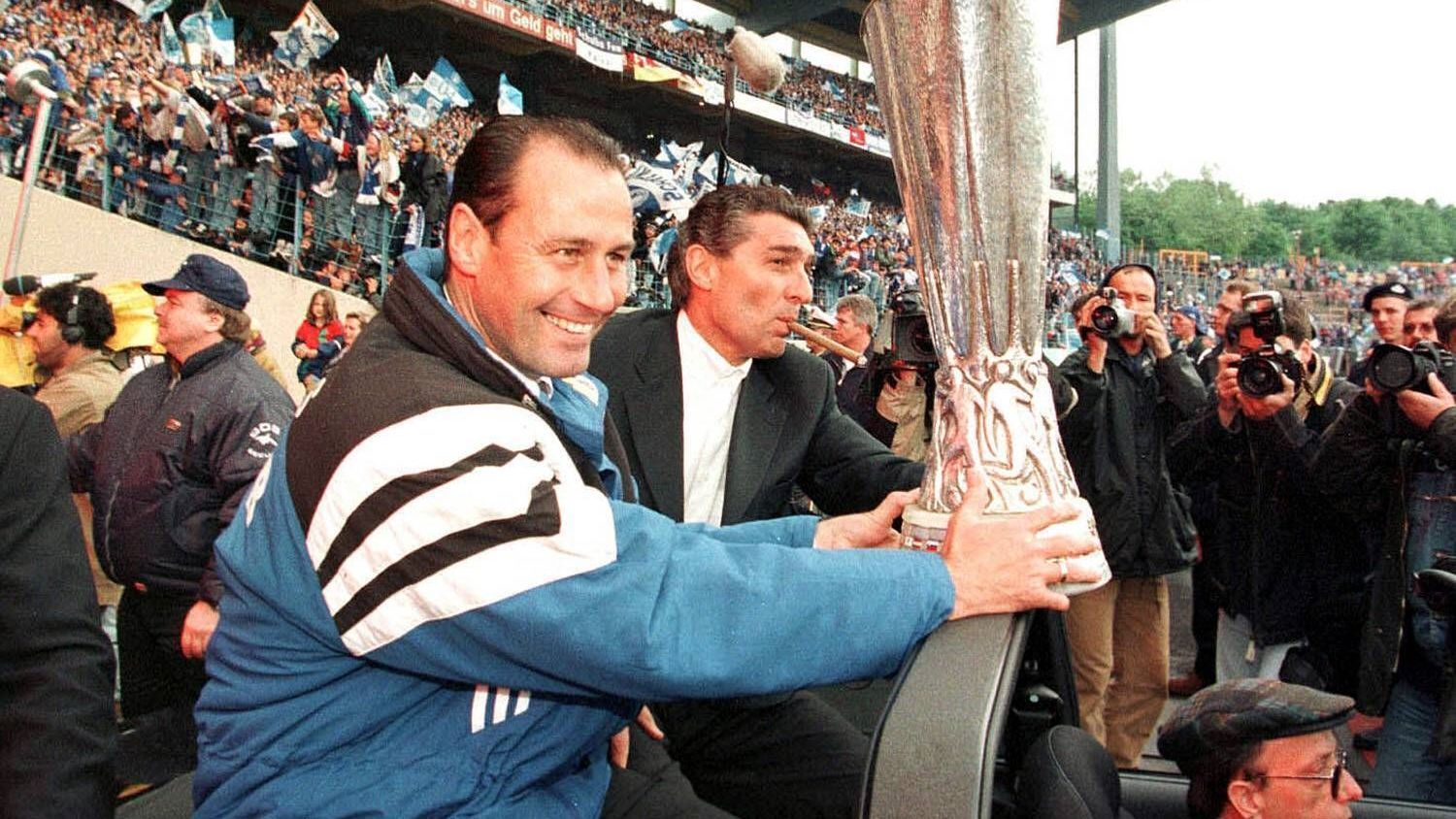 <strong>1996/97: FC Schalke 04 - Inter Mailand</strong><br>Ein Jahr danach folgte die Sternstunde der Schalker. Bis heute der größte Erfolg der Vereinsgeschichte. Im Rückspiel behielten die Königsblauen von Trainer Huub Stevens die Nerven und machten sich als "Eurofighter" unsterblich.