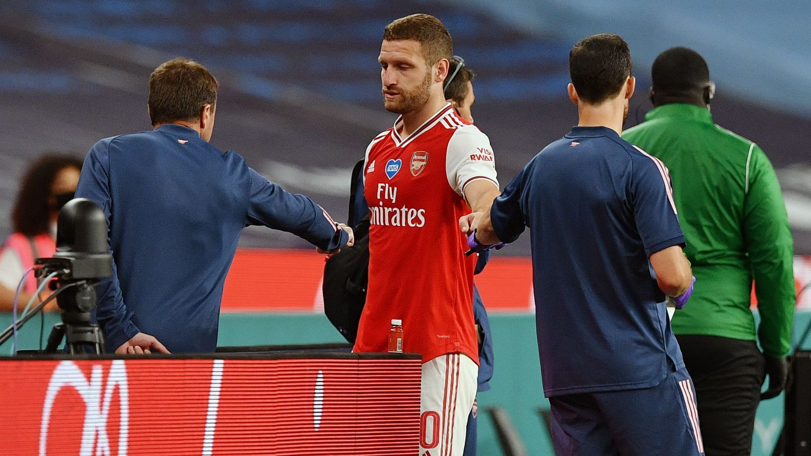 
                <strong>Shkodran Mustafi (FC Arsenal)</strong><br>
                Für Weltmeister Shkodran Mustafi ist nicht nur das FA-Cup-Finale mit Arsenal gegen Chelsea vorzeitig gelaufen, der 28-Jährige muss zudem seinen Kollegen auch in der neuen Saison noch längere Zeit zuschauen. Der Innenverteidiger hat sich einem Eingriff an der rechten Kniesehne unterzogen und fällt damit laut Vereinsangaben wohl mindestens bis Oktober 2020 aus. "Die gute Nachricht ist, dass die Operation gut verlaufen ist und ich nicht der Typ bin, der schnell aufgibt. Nach dieser Enttäuschung habe ich die Situation akzeptiert. Nun konzentriere ich mich darauf, schnell zu gesunden und wieder auf den Platz zurückzukehren", erklärte der Arsenal-Profi auf Twitter. 
              