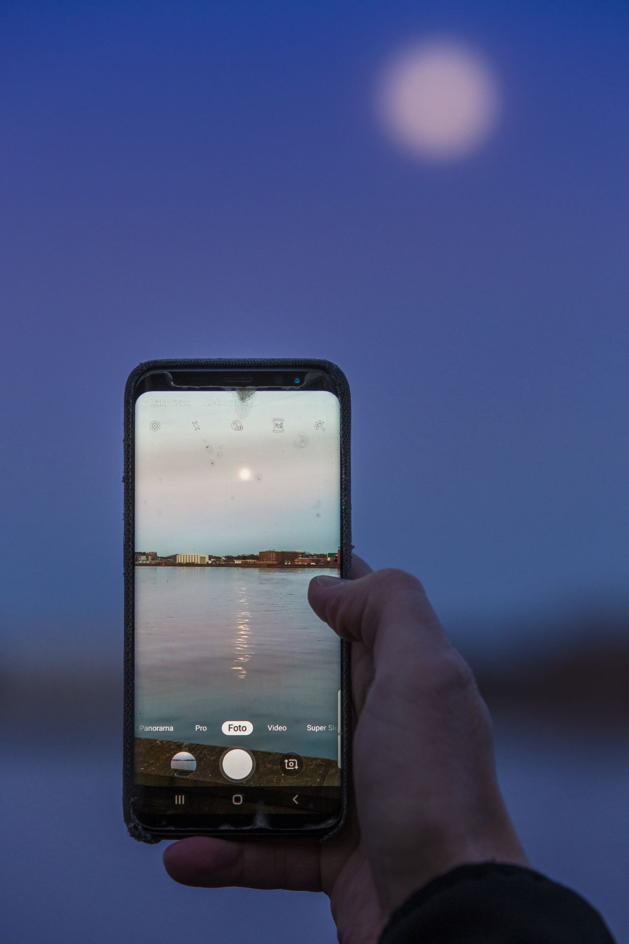 So klein und unspektakulär könnte der Mond aussehen, wenn du mit deinem Smartphone ein Foto davon machst. Um ihn in seiner vollen Pracht festzuhalten, braucht es geeignetes Equipment.