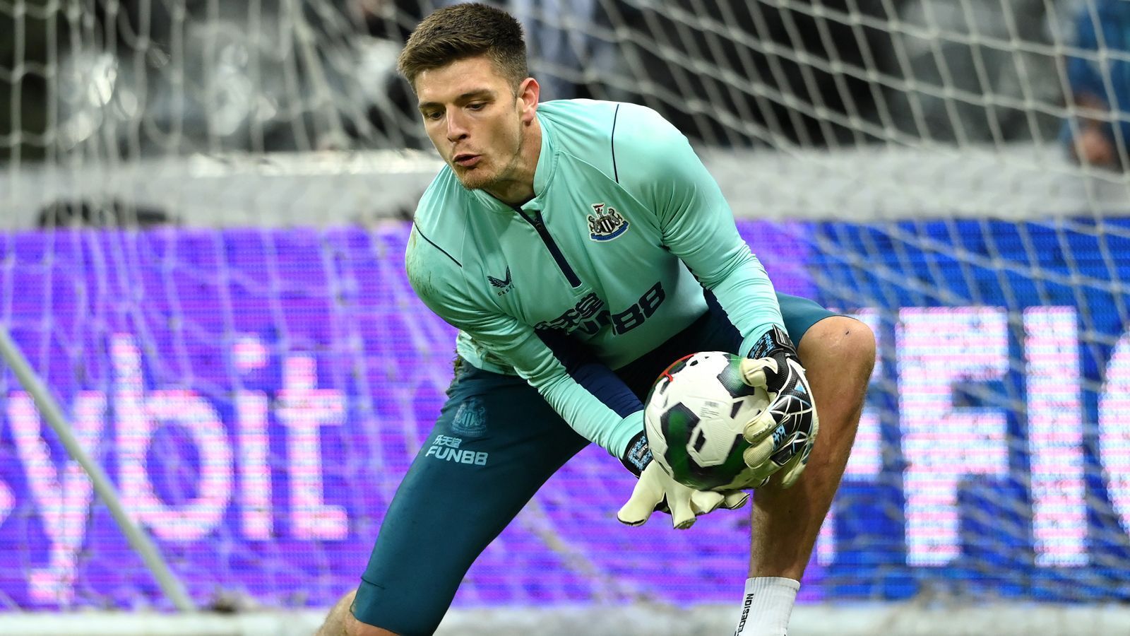 
                <strong>Nick Pope (Newcastle United)</strong><br>
                &#x2022; Größe: 1,98 Meter<br>&#x2022; Alter: 30 Jahre<br>&#x2022; Position: Torwart<br>
              