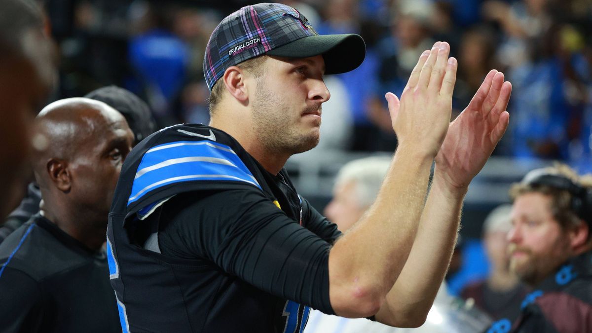 Seattle Seahawks vs Detroit Lions DETROIT,MICHIGAN-September 30: Detroit Lions quarterback Jared Goff (16) walks off the field after the conclusion of an NFL, American Football Herren, USA football...