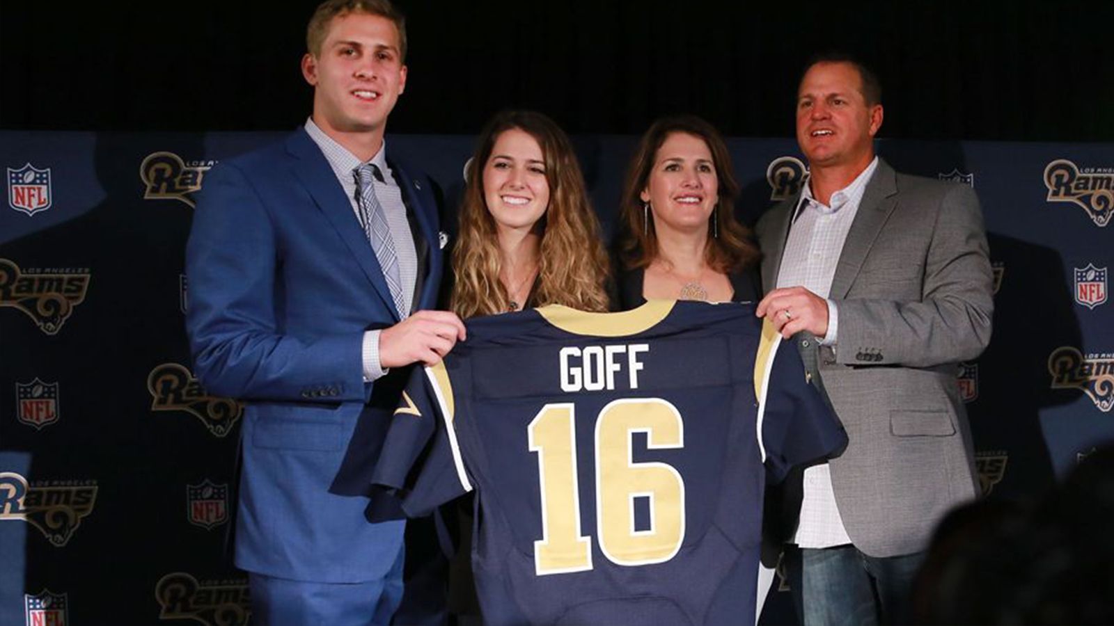 
                <strong>NFL Draft 2016: Jared Goff</strong><br>
                Carson Wentz oder Jared Goff heißt es 2016 für die Los Angeles Rams. Der von St. Louis nach L.A. umgezogene Klub entscheidet sich für Goff. 2020 schicken ihn die Rams mit ein paar Draft Picks für Matthew Stafford nach Detroit.
              