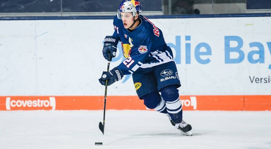 
                <strong>Stürmer</strong><br>
                Allen voran die Oldie-Reihe der Münchner um Michi Wolf (37 Jahre) - allein 4 Tore, 3 Assists in den 5 Spielen gegen Mannheim -, Jason Jaffrey (36/3 Tore, 7 Assists in den Playoffs) und Patrick Hager (4/6) sticht heraus. Aber auch Dominik Kahun (Foto, 3/7) - vor dem Sprung in die NHL zu den Chicago Blackhawks - und Mr. Playoffs Franky Mauer (6/5) drehen auf. Und dann ist da noch der giftige Mads Christensen (4/5). Zudem punktet auch die vierte Reihe. Und dann sind da ja auch immer noch der beste Spieler und Stürmer der Hauptrunde Keith Aucoin (53 Assists in 52 Spielen) und der beste Torjäger Brooks Macek (26 Tore in 50 Spielen). Punkt München - 3:2.
              