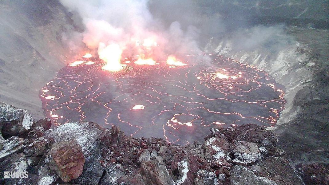 Gesamtansicht der Lava, die am 29. September 2021 am Halema'uma'u-Krater des Kilauea-Vulkans in Kilauea auftaucht.