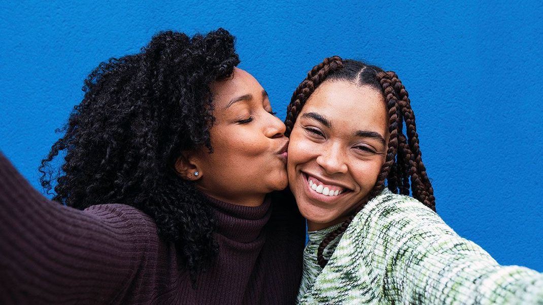 Blau, Blau, Blau! Im Beauty-Artikel findet ihr die besten Tipps für blaues Make-up – besonders angesagt, sind blau geschminkte Augen.