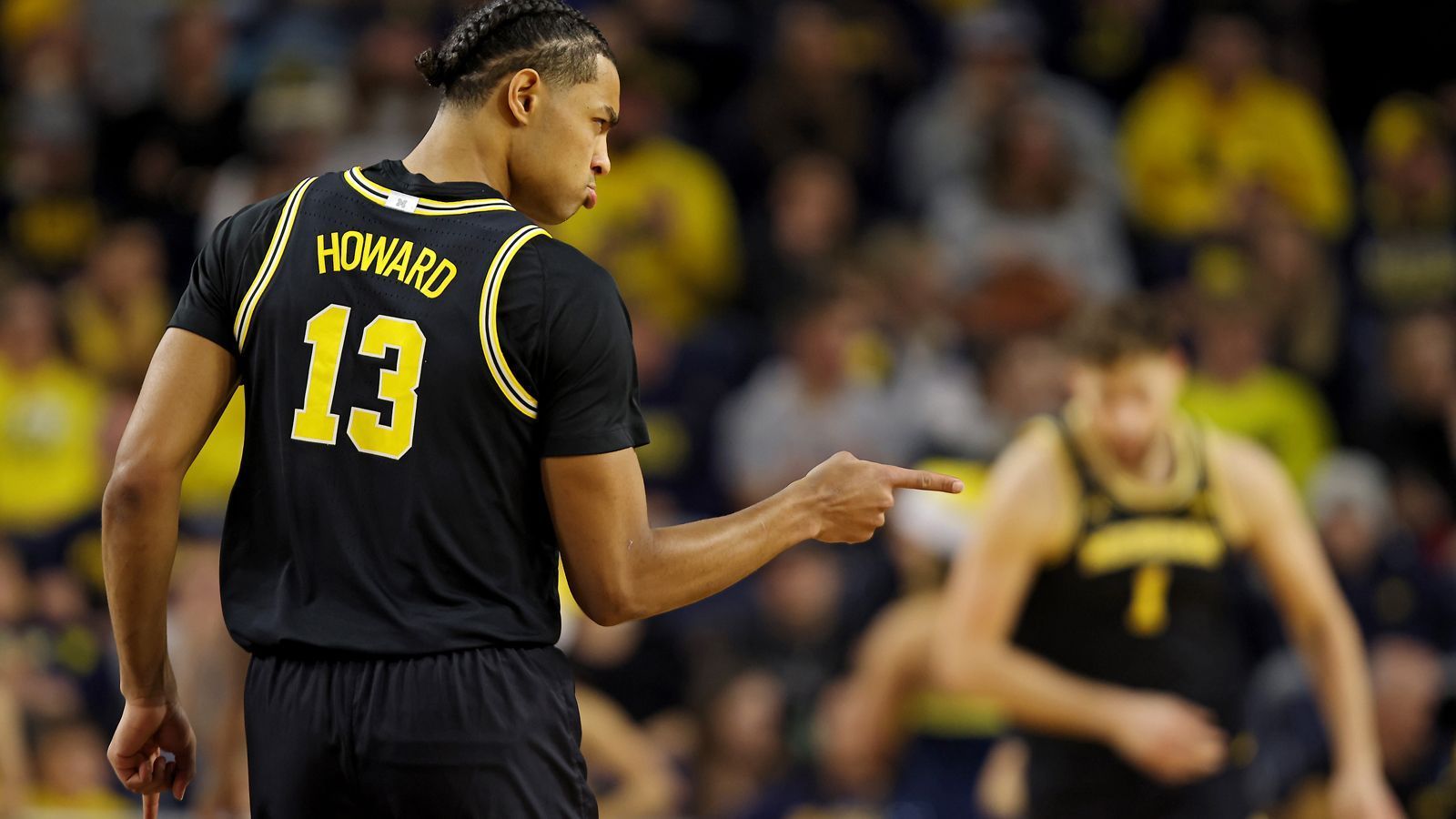 
                <strong>17. Pick: LOS ANGELES LAKERS Jett Howard (Forward, Michigan, 14. September 2003) </strong><br>
                Stats 22/23: 14,2 Punkte, 2,8 Rebounds, 2 Assists, Quoten: 41/37/80 (29 Spiele)Es ist denkbar, dass die Lakers hier für mehr Picks nach unten traden, andernfalls wäre der Sohn von Juwan Howard aber ein brauchbarer Fit. Auch er ist ein guter Movement-Shooter, der das Feld für LeBron James und Anthony Davis breitmachen könnte. Er ist allerdings auch ein richtig schwacher Verteidiger und kein allzu guter Athlet, was seine Rolle limitieren wird.
              