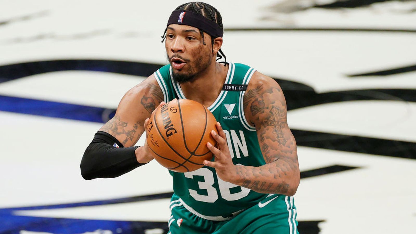 
                <strong>Der Backup von Marcus Smart</strong><br>
                Laut dem "Boston Herald" ist Dennis Schröder in der bevorstehenden Saison nicht als Starter eingeplant. Vielmehr soll der Deutsche als Backup von Point Guard Marcus Smart fungieren. In Oklahoma bewies Schröder, dass er ein idealer Sixth Men sein kann. Rein statistisch braucht sich Schröder nicht hinter Smart zu verstecken. Dieser kam vergangene Saison auf durchschnittlich 13,1 Punkte sowie 5,7 Assists. Schröder verbuchte in der letzten Spielzeit bei den Lakers 15,4 Punkte und 5,8 Assists pro Spiel.
              