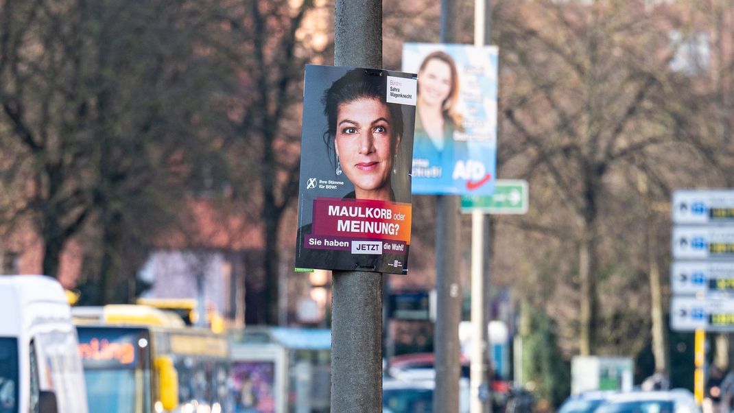 Auf Wahlplakaten werben Parteien um die Gunst der Wähler:innen.