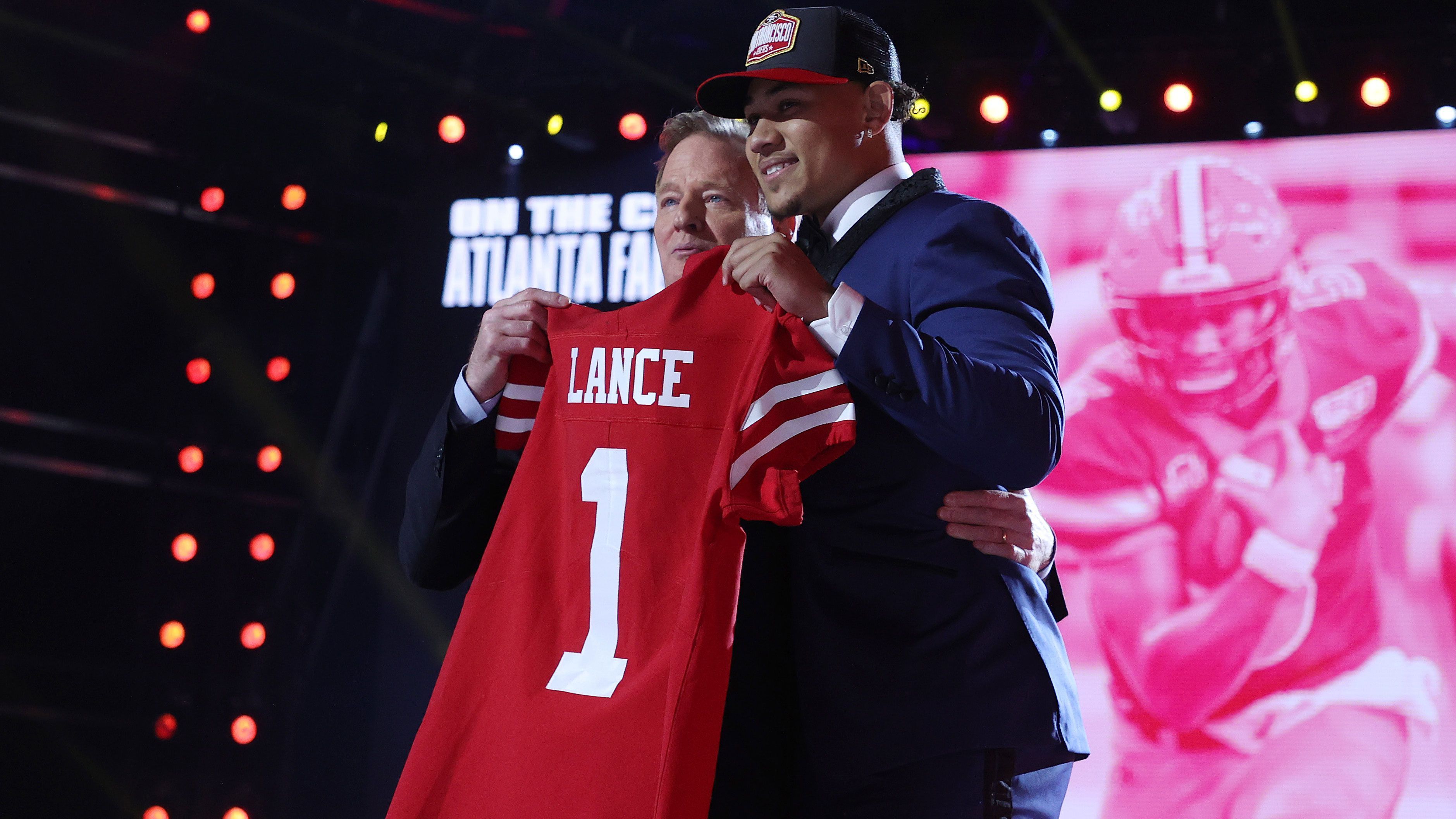 
                <strong>3. Pick - Trey Lance (Quarterback, San Francisco 49ers)</strong><br>
                &#x2022; <strong>Vertrag unterschrieben: ja</strong> -<br>&#x2022; Signing Bonus: 22.163.837 US-Dollar -<br>&#x2022; Gesamtgehalt: 34.105.276 US-Dollar -<br>
              