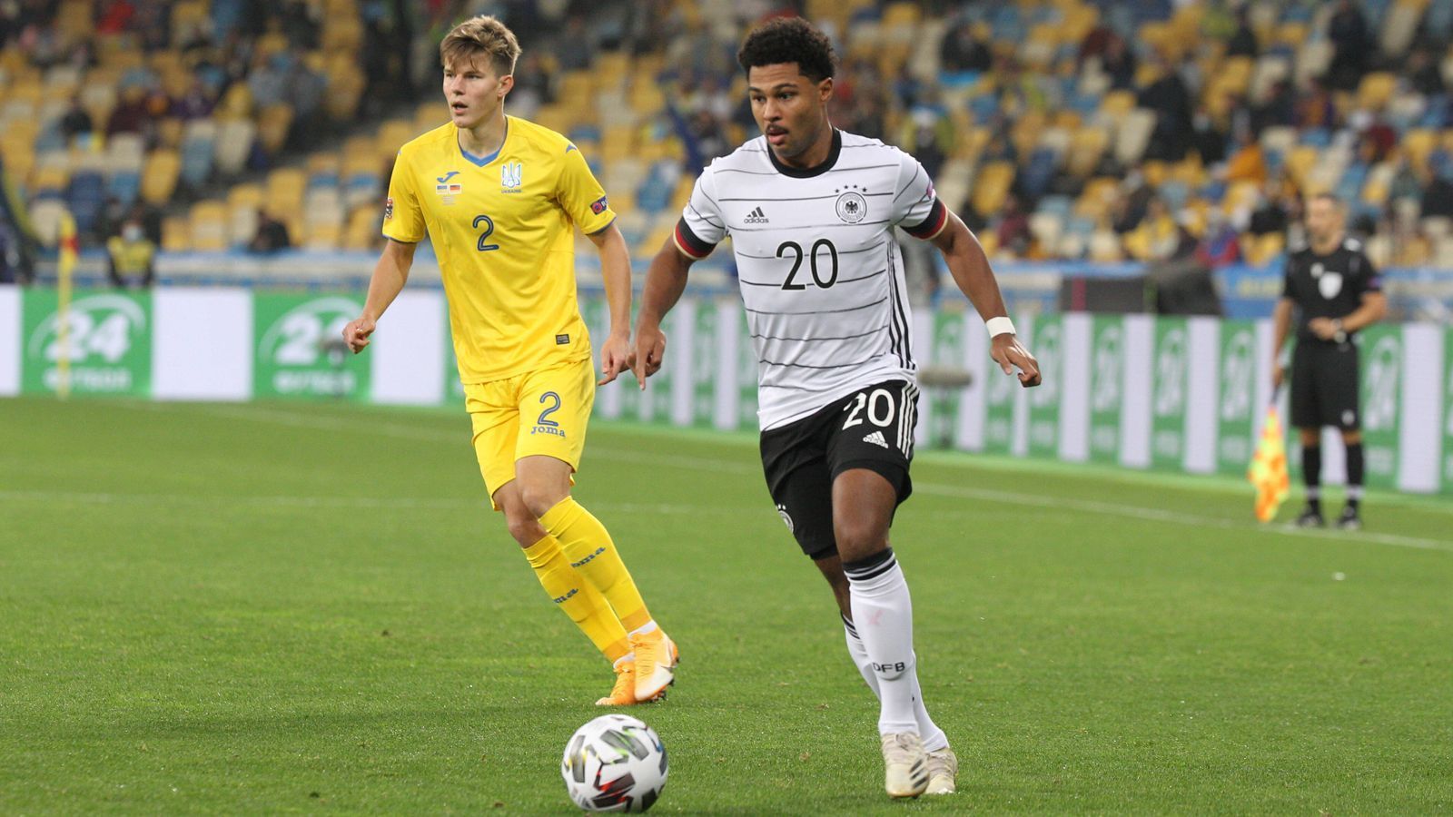 
                <strong>Serge Gnabry</strong><br>
                Die einzige Sturmspitze kommt oft entgegen, startet aber unglücklich. Gnabrys erster Abschluss ist zu ungenau, mit einem Flugkopfball scheitert er am klasse reagierenden Bushchan. Manchmal agiert er etwas zu umständlich. Seine Vorarbeit auf Draxler hätte das Attribut Torvorlage verdient gehabt. Nach einem tollen Werner-Pass verpasst er erneut sein Tor, wird in der Nachspielzeit durch Havertz ersetzt. ran-Note: 4
              