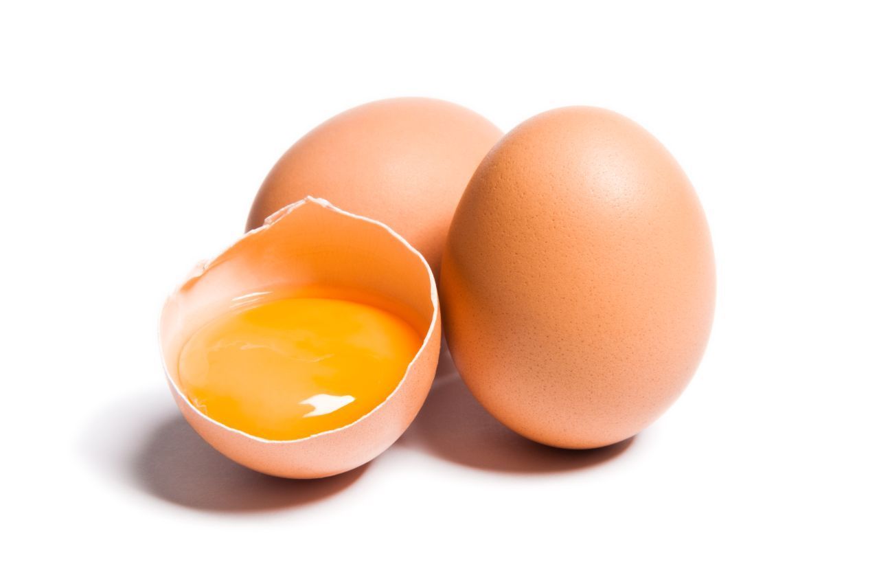 Ein mittelgroßes Hühnerei liefert 1 Mikrogramm Vitamin D. 