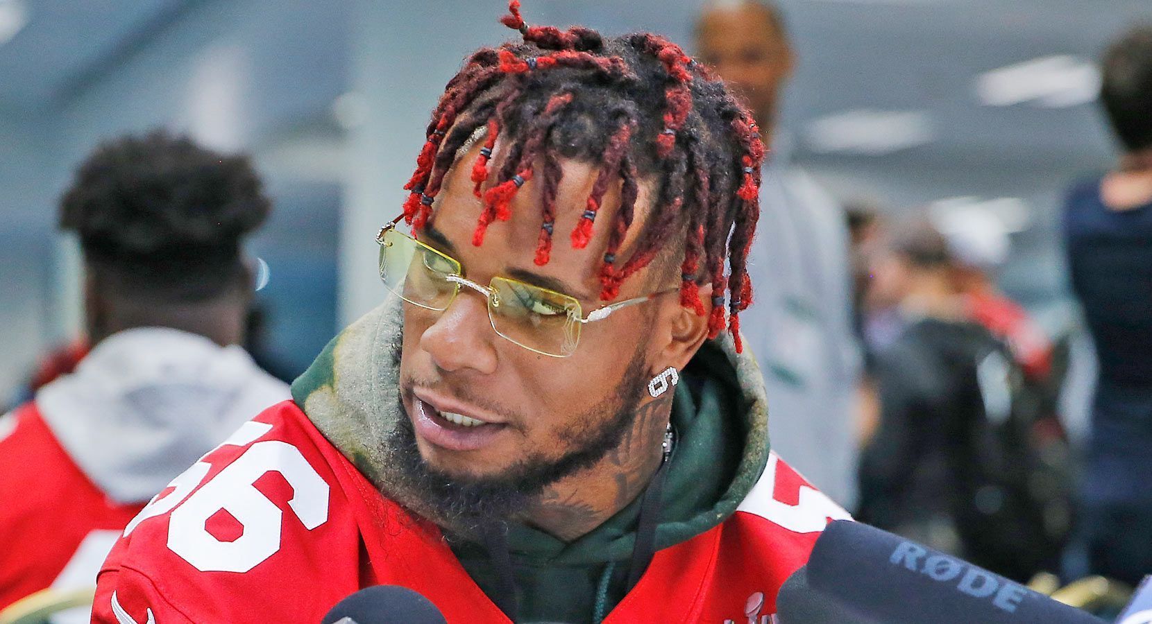 
                <strong>Kwon Alexander (San Francisco 49ers) </strong><br>
                49ers-Linebacker Kwon Alexander konnte ebenfalls nur in eingeschränkter Form trainieren, was jedoch als Vorsichtsmaßnahme zu verstehen ist. Der Defense-Star fiel aufgrund einer Muskelverletzung im Oberkörper lange Zeit aus, konnte aber rechtzeitig zu den Playoffs sein Comeback feiern. Gegen die Green Bay Packers konnte er nicht die komplette Anzahl an Defense Snaps durchziehen, weshalb es im Super Bowl eher die Frage sein wird, nicht ob, sondern wie viel Spielzeit der 25-Jährige bekommen wird. 
              