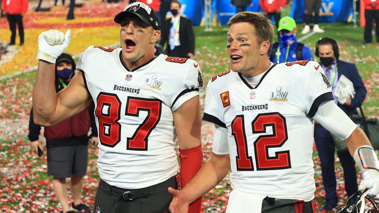 
                <strong>Brady und Gronkowski erfolgreichstes Duo</strong><br>
                Brady warf gleich zwei Touchdown-Pässe auf Tight End Rob Gronkowski. Das Duo bringt es damit bereits auf 14 gemeinsame Touchdowns in den NFL-Playoffs. Bislang teilten sie sich Rang eins für die meisten Touchdowns eines Duos in der NFL-Postseason mit Joe Montana und Jerry Rice, die zwölfmal für sechs Punkte sorgten. Nun ist das Buccaneers-Duo alleiniger Rekordhalter.
              