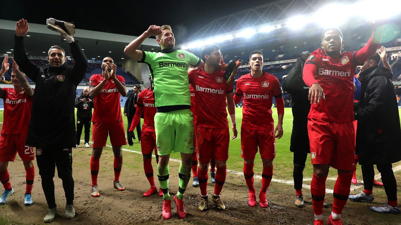 
                <strong>5. Bayer Leverkusen (47 Punkte)</strong><br>
                Bayer Leverkusen war zuletzt richtig on Fire. Die Werkself holte 13 von möglichen 15 Punkten aus den vergangenen fünf Spielen und spielte mit dem wieder erstarken Kai Havertz attraktiven Fußball. Die Europa League sollte Leverkusen nicht mehr zu nehmen sein, so ist das Team von Peter Bosz in der ultimativen Jägerposition. 
              